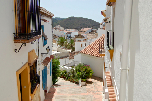 vista de Ojén de una de sus calles peculiares